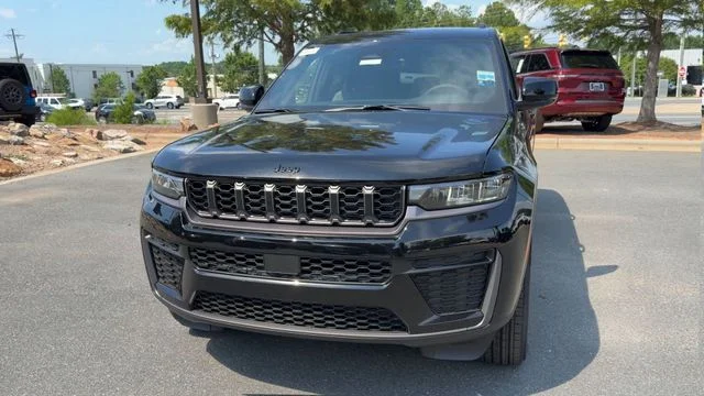 New 2026 Diamond Black Crystal Pearl-Coat Exterior Paint Jeep Laredo Altitude image 3