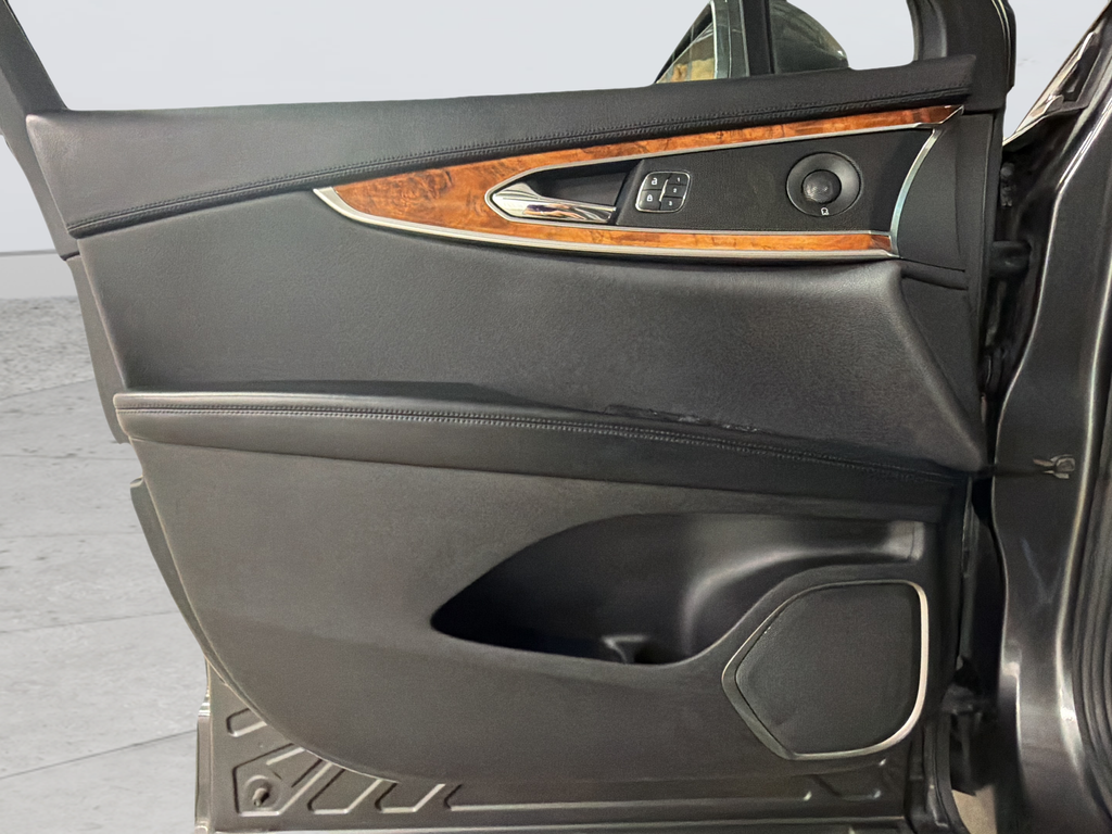 Used 2017 Gray Lincoln Reserve image 23
