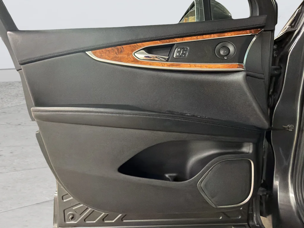 Used 2017 Gray Lincoln Reserve image 23