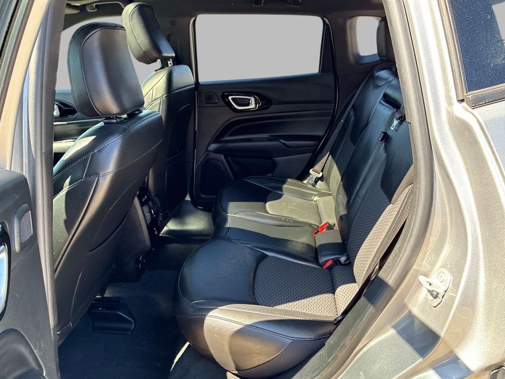 Used 2022 Silver Jeep Latitude image 14