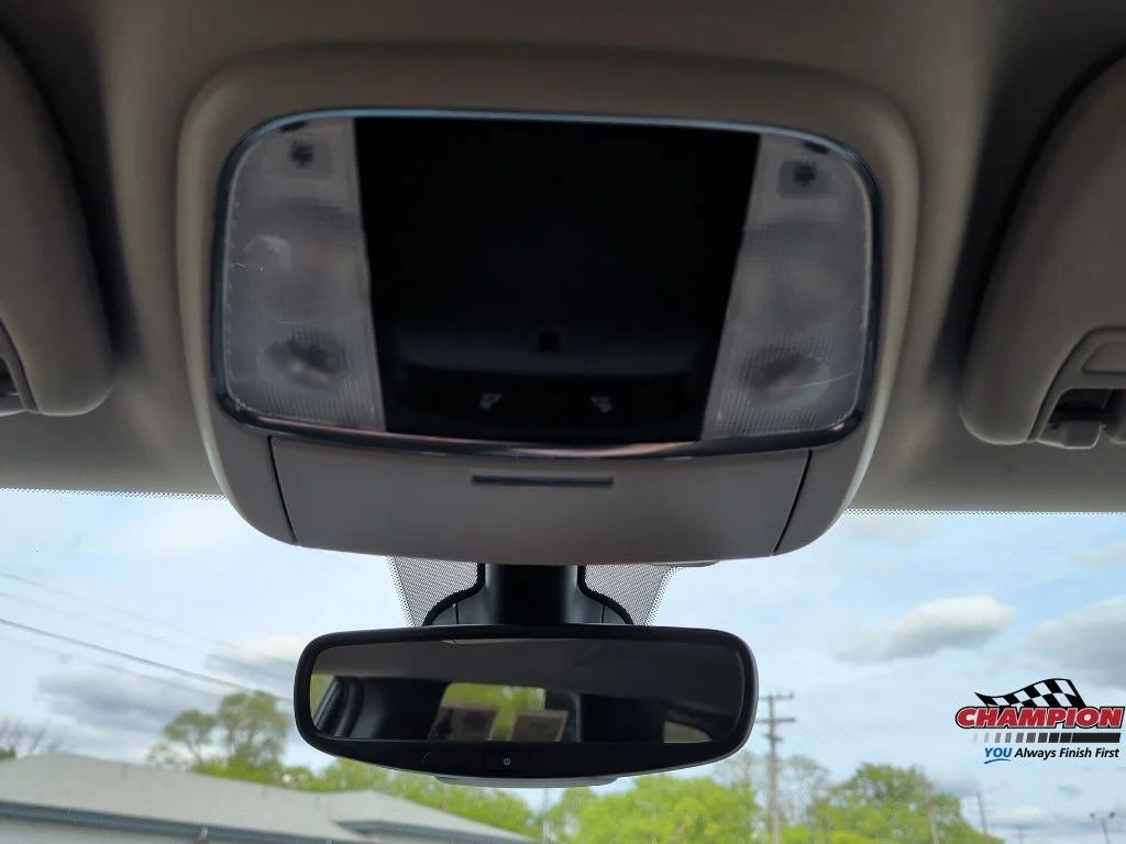 Used 2017 White Dodge SXT image 28