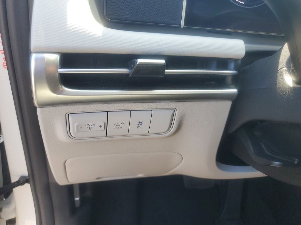 Used 2025 White Hyundai SEL image 20