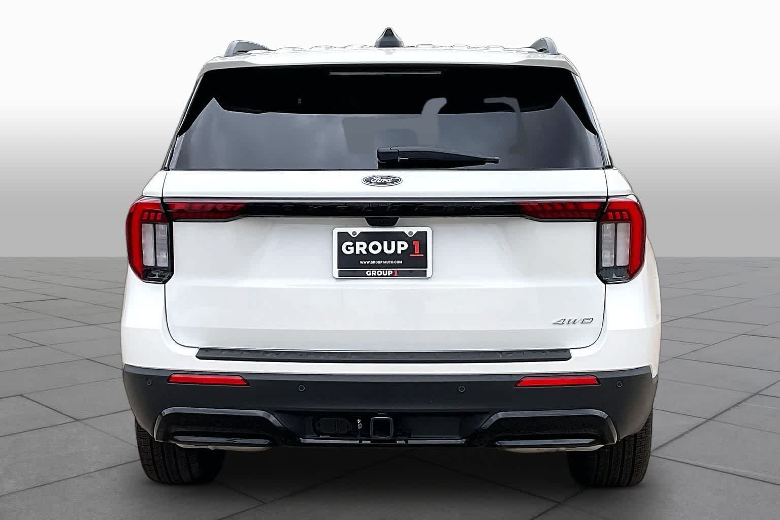 New 2026 Star White Metallic Tri-Coat Ford ST-Line image 4