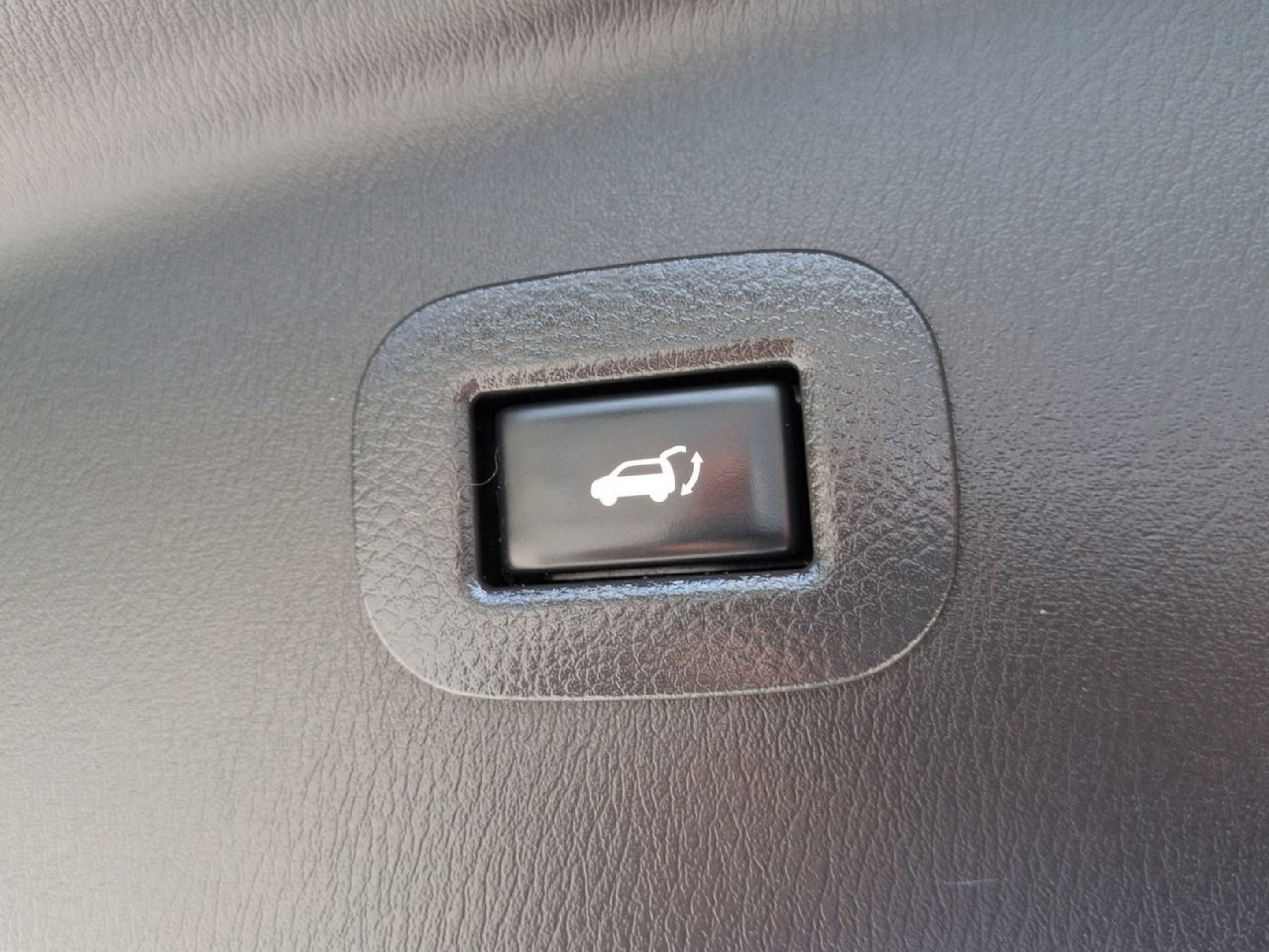 Used 2019 Hermosa Blue Pearl Nissan SL image 18