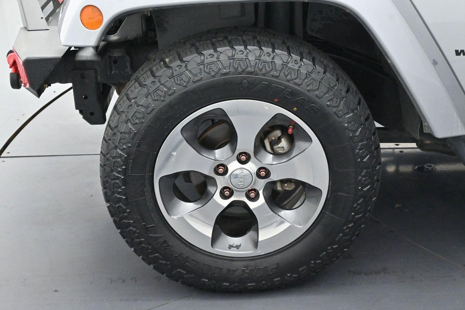 Used 2017 Billet Silver Metallic Clearcoat Jeep Sahara image 37