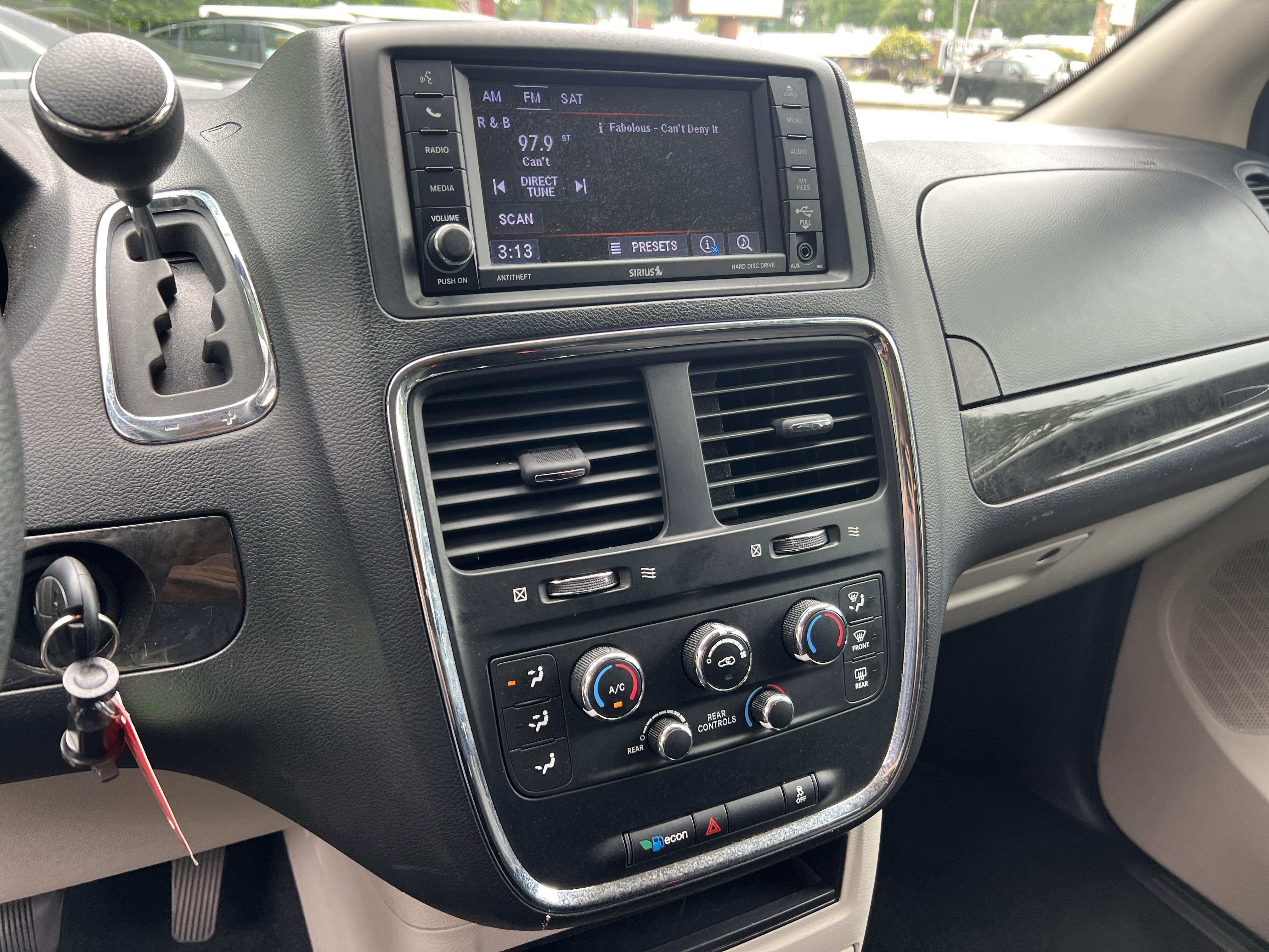 Used 2019 Black Onyx Crystal Pearlcoat Dodge SE image 26