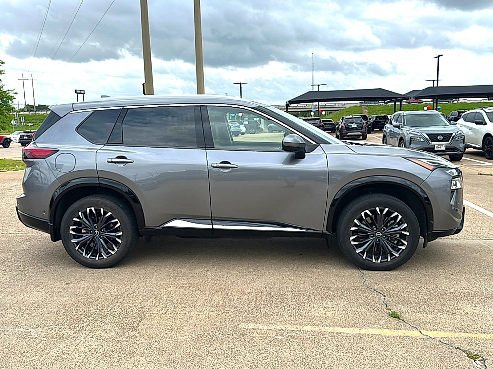 Used 2025 Gun Metallic Nissan Platinum FWD image 9