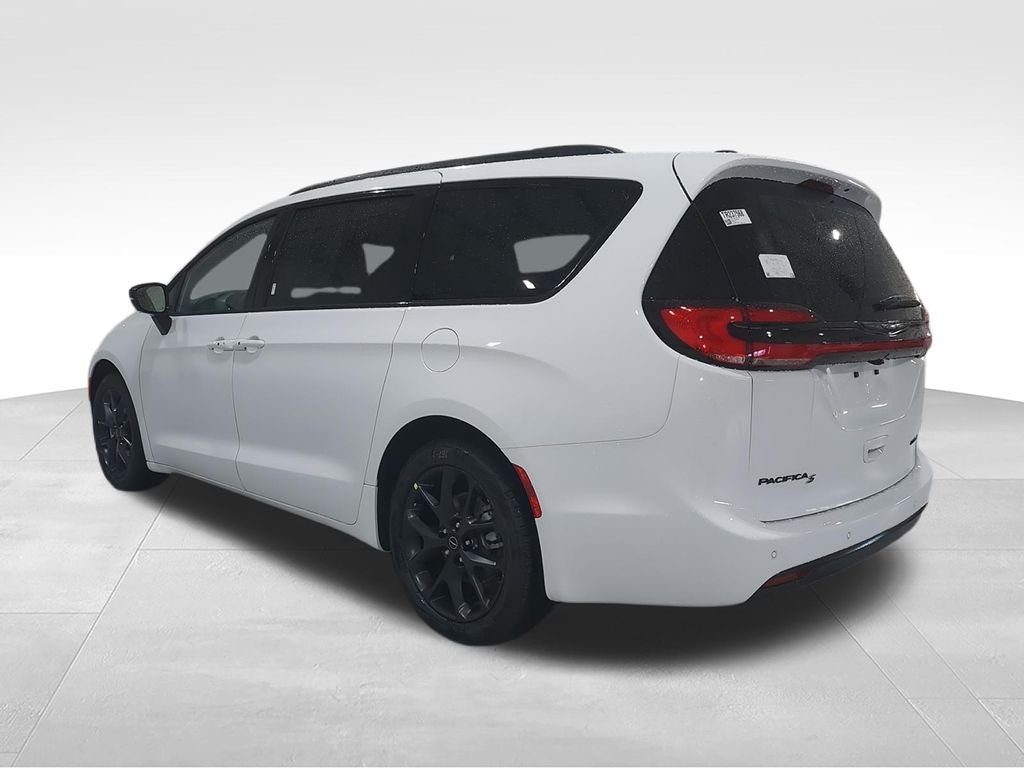 New 2026 Bright White Clear-Coat Exterior Paint Chrysler Limited image 6