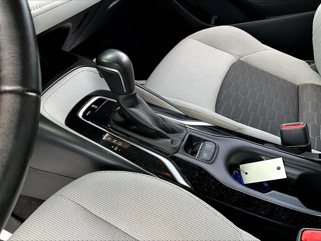 Used 2019 Midnight Black Metallic Toyota SE image 17