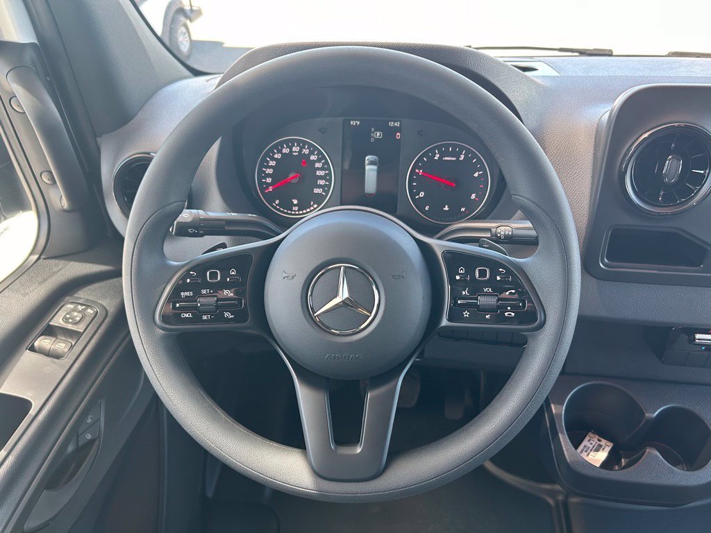 Used 2023  Mercedes-Benz Cargo 144 WB image 13