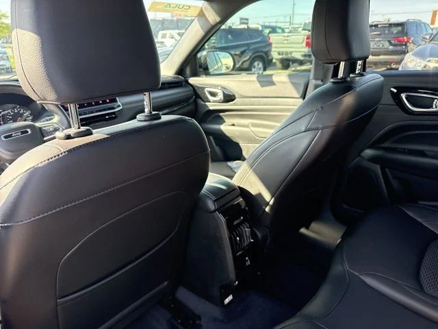 Used 2022 White Jeep Latitude image 25