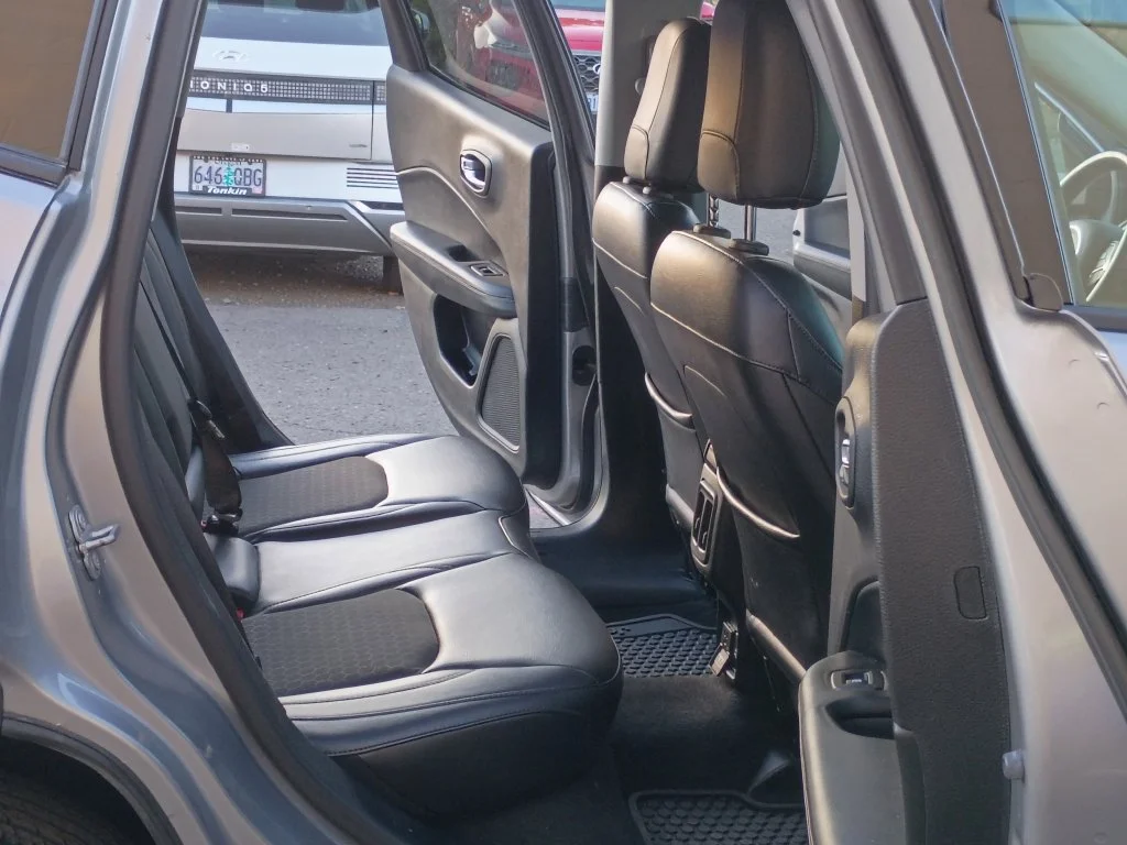 Used 2018 Billet Silver Metallic Clearcoat Jeep Latitude image 18
