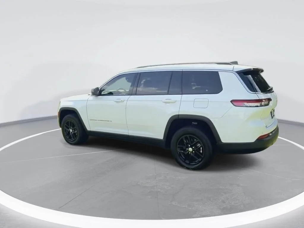 Used 2023 White Jeep Laredo image 6