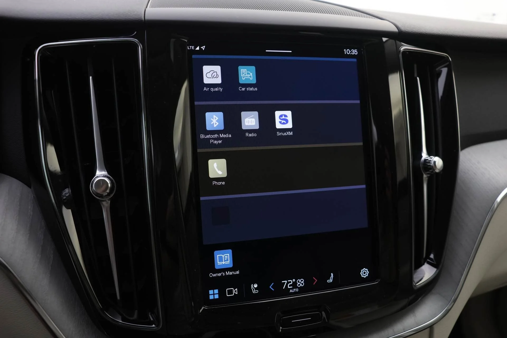2025 Volvo XC60 Plus - Photo 9