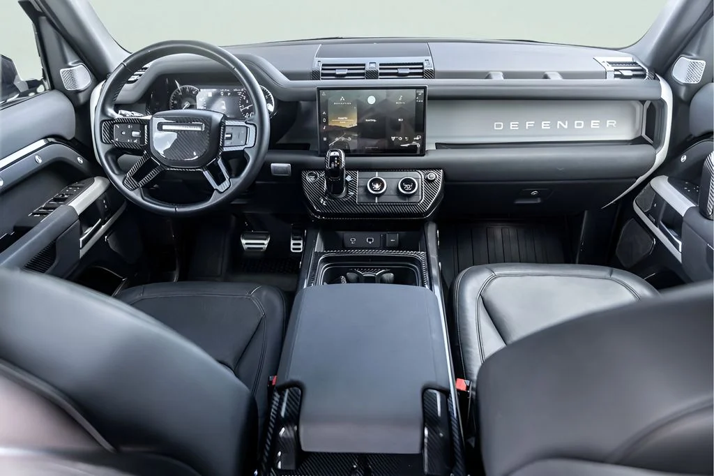 Used 2023  Land Rover SE image 31