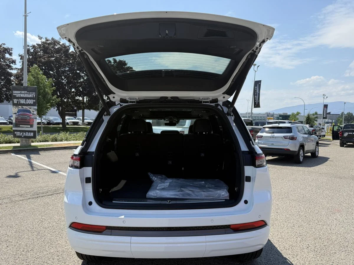 New 2026 White Jeep Summit image 6