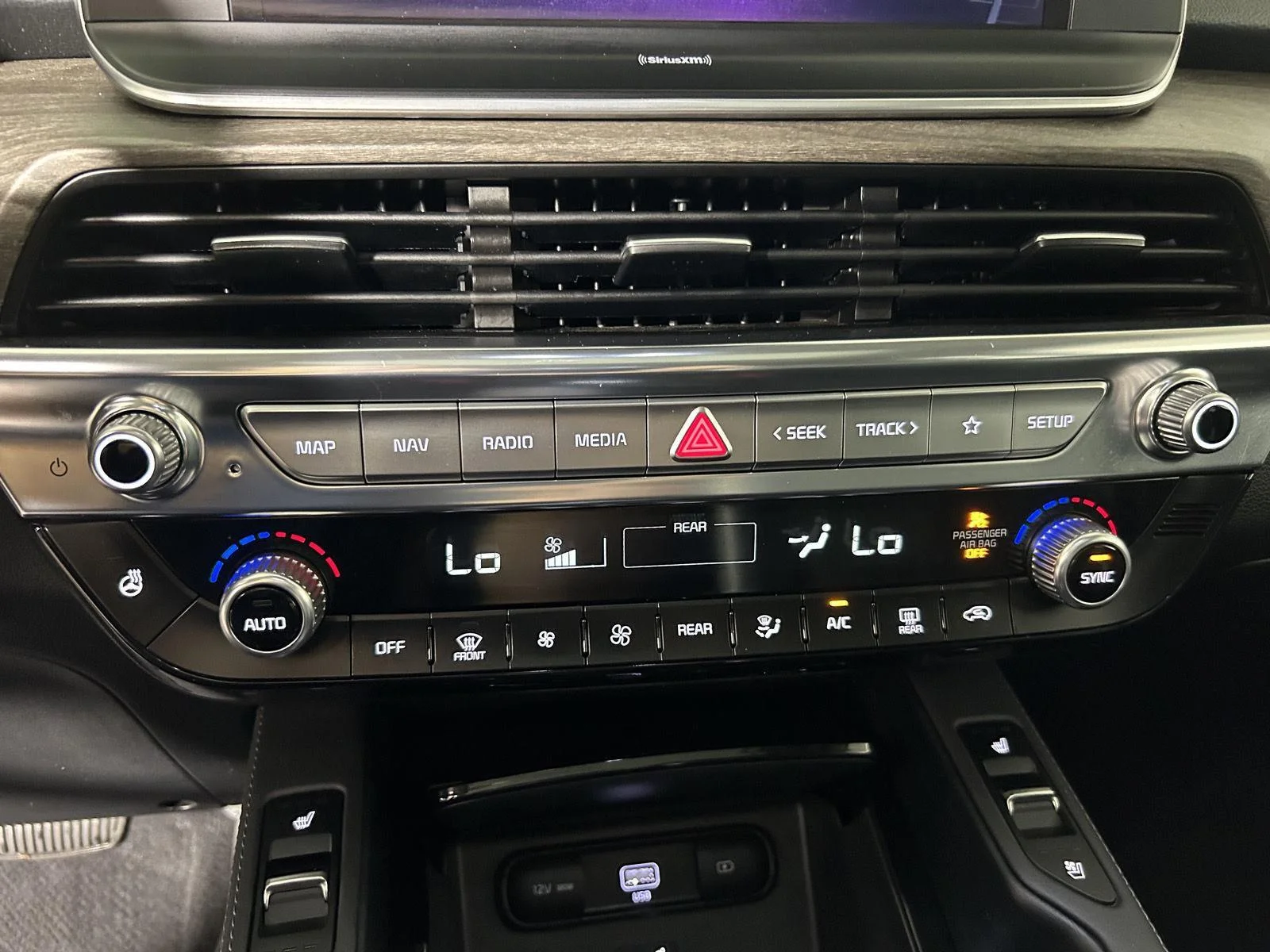Used 2022 White Pearl Kia EX image 19