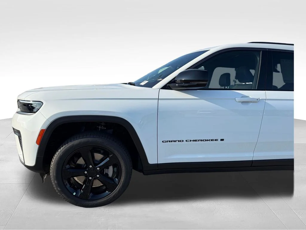 New 2026 Bright White Clear-Coat Exterior Paint Jeep Limited image 24