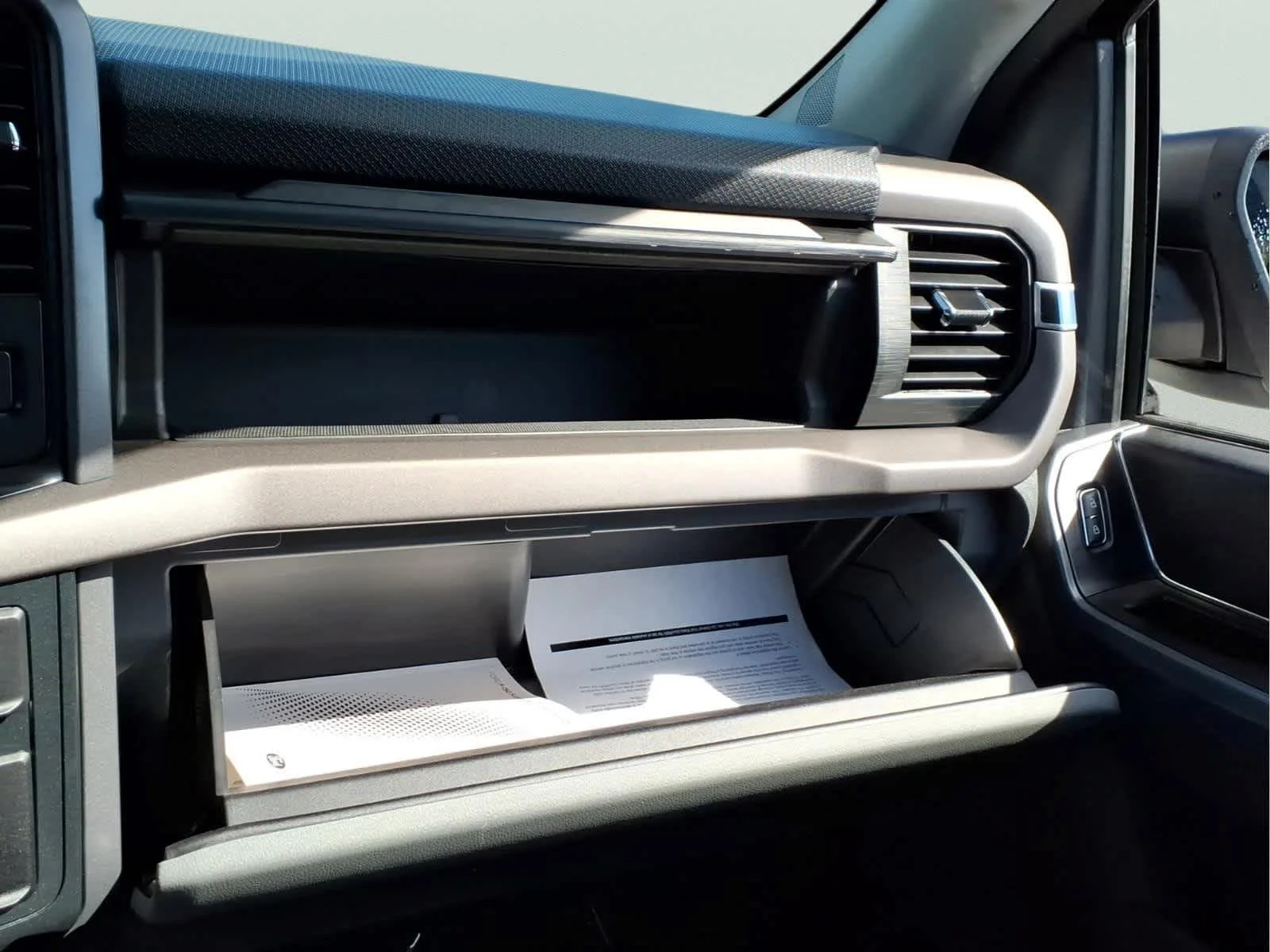Used 2025 Oxford White Ford XLT image 26