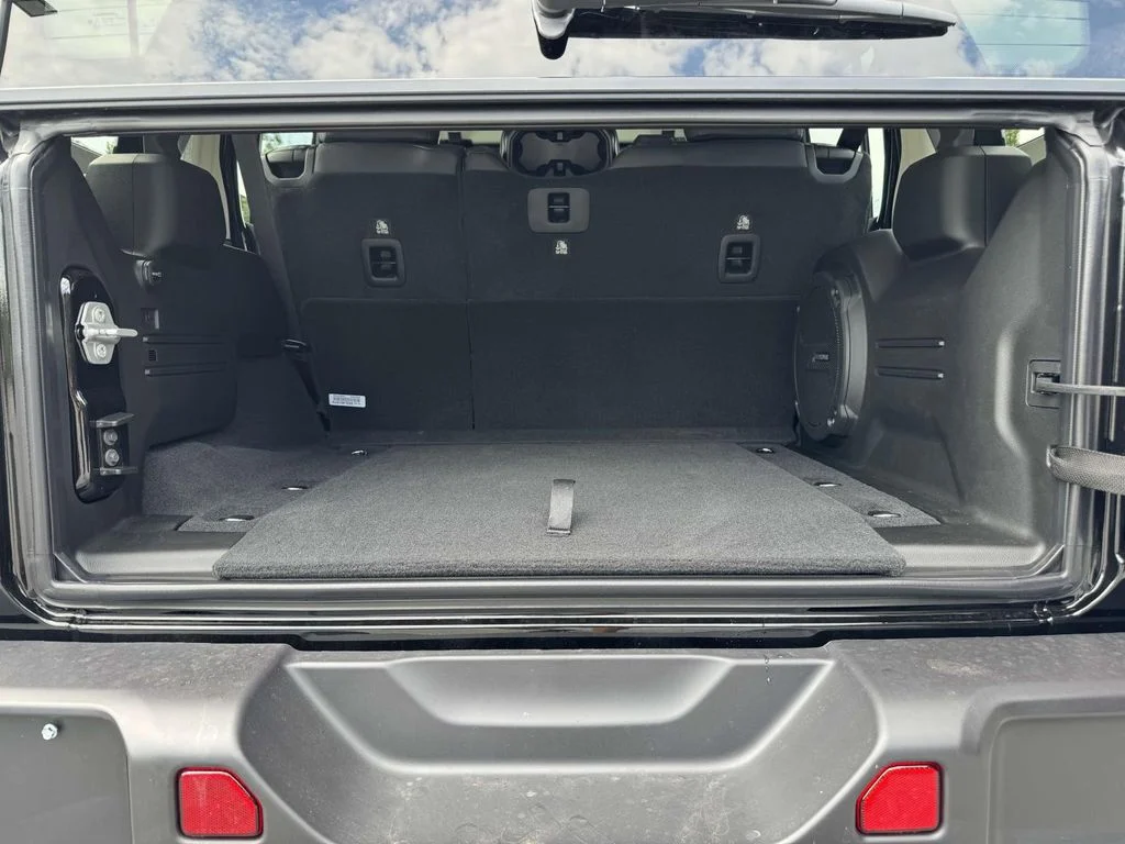 2025 Jeep Wrangler 4-Door Sahara - Photo 31