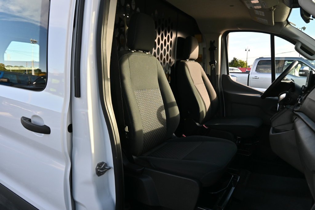 Used 2025 Oxford White Ford Base image 21