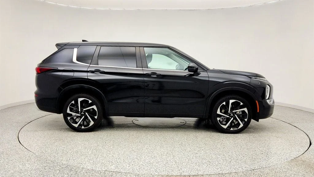 Used 2024 Black Diamond Mitsubishi SE image 4