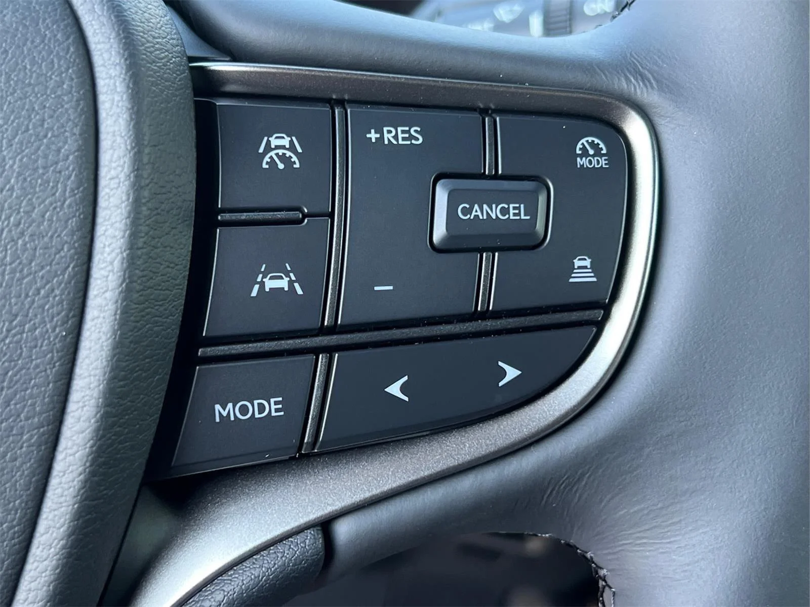 2025 Lexus UX - Photo 15