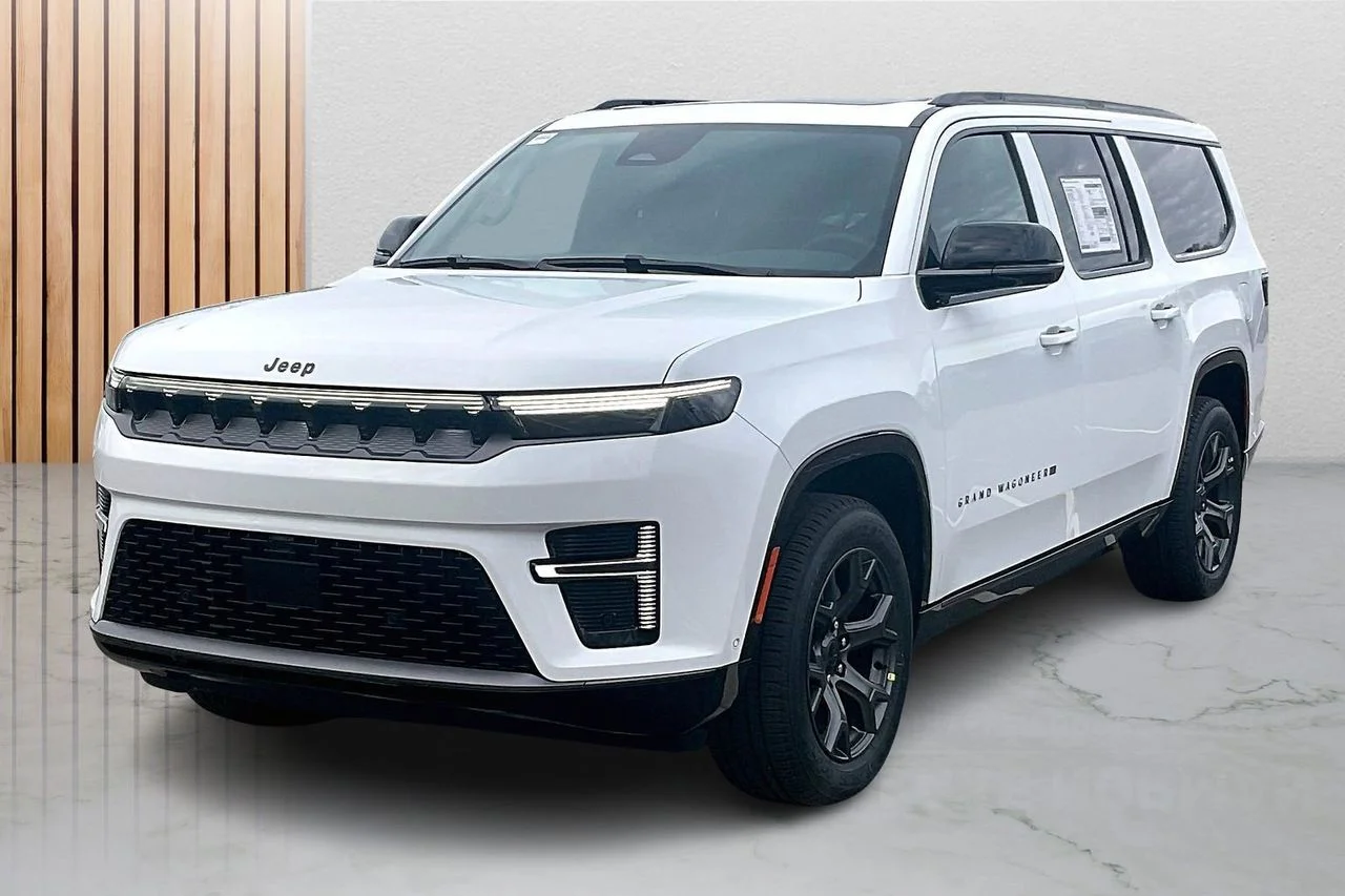 New 2026 Bright White Clear-Coat Exterior Paint Jeep Limited Altitude image 4