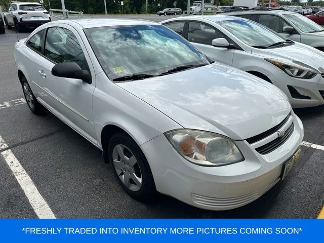 Used 2005 White Chevrolet Base image 1