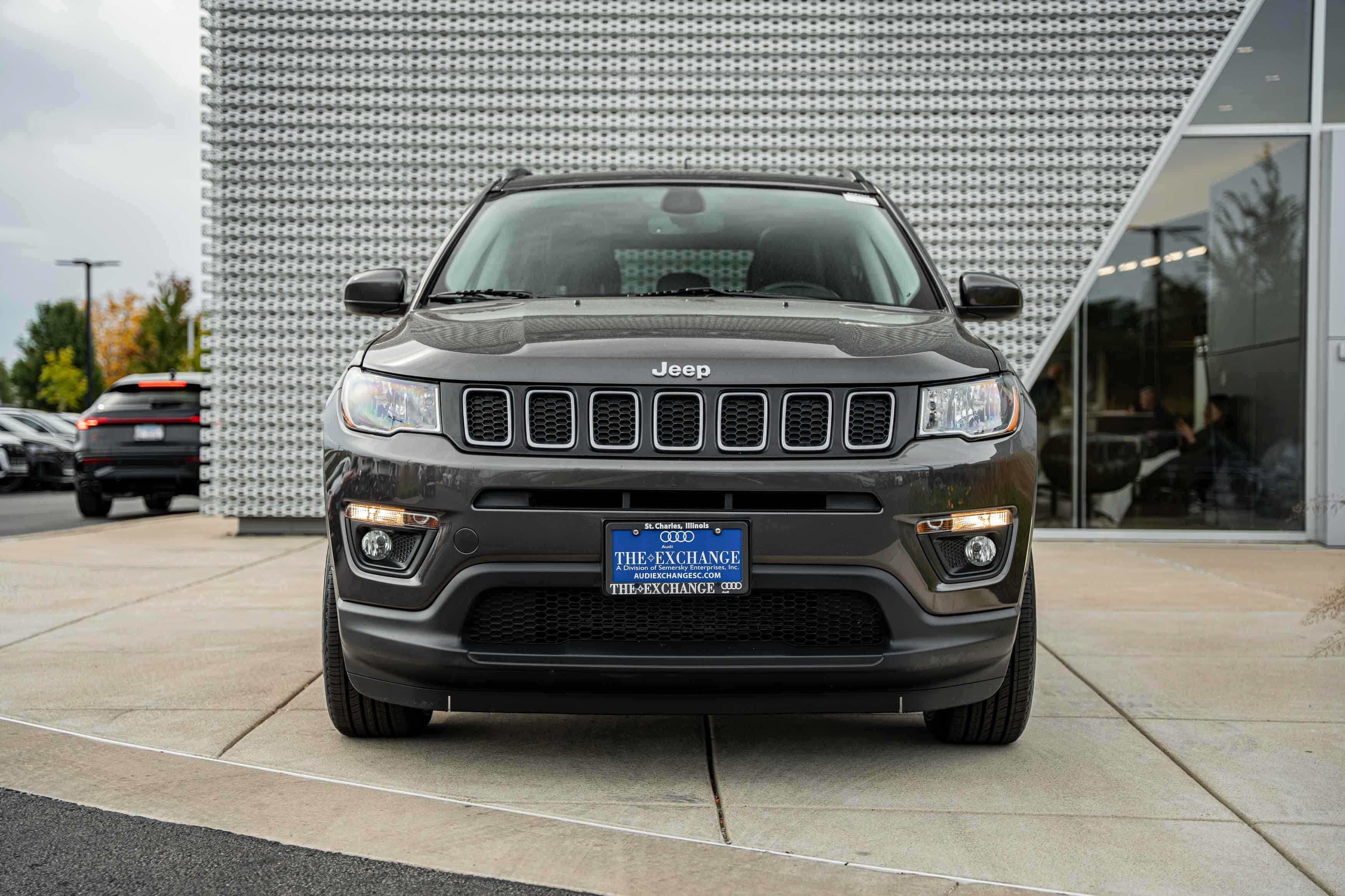 Used 2021 Granite Crystal Metallic Clearcoat Jeep Latitude image 19