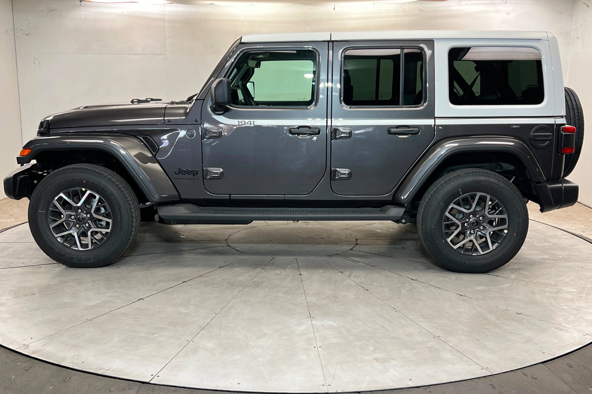 New 2026 Granite Crystal Metallic Clear-Coat Exterior Paint Jeep Sahara image 2