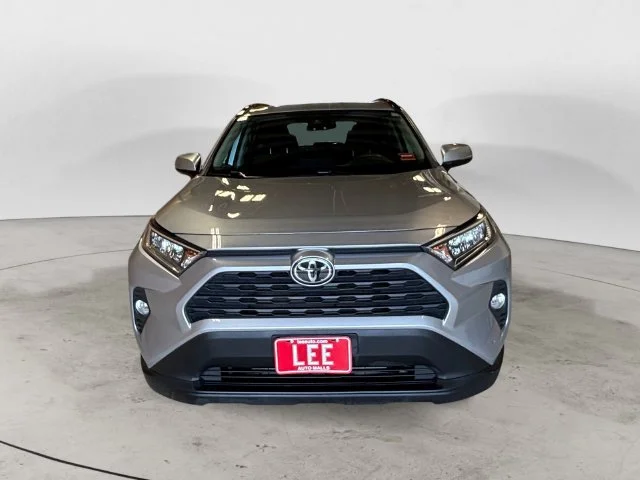 Used 2020 Silver Toyota XLE image 9