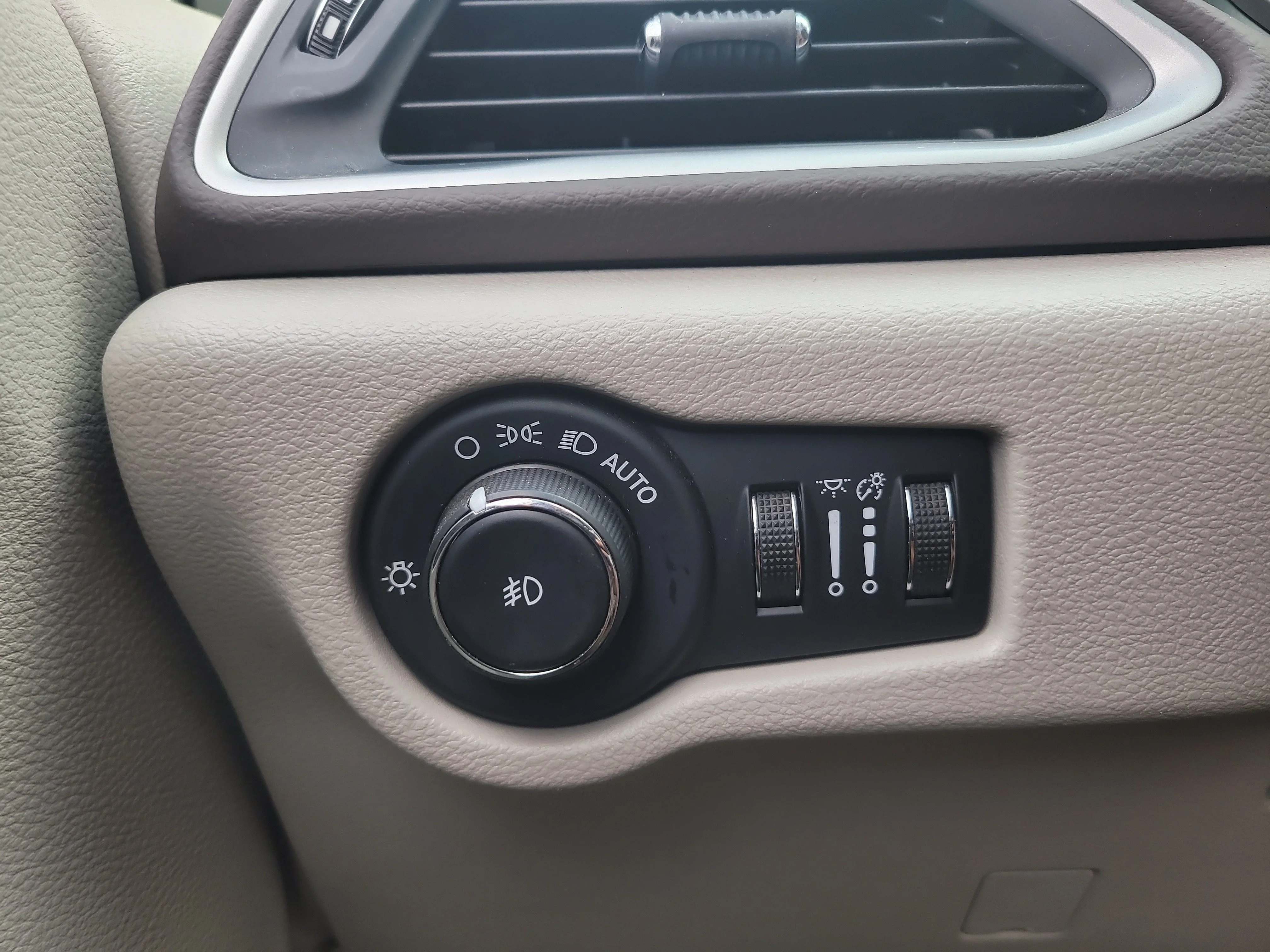 Used 2020 Bright White Clearcoat Chrysler Touring L Plus image 30