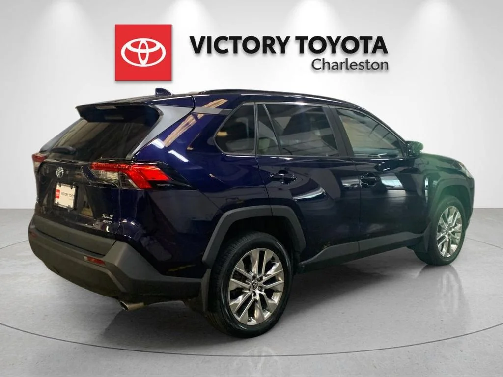 Used 2021  Toyota XLE Premium image 7