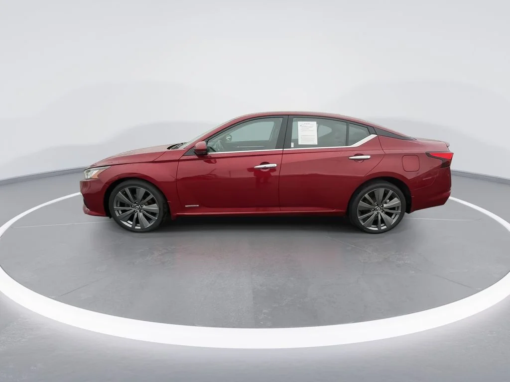 Used 2019 Red Nissan 2.5 Platinum image 5