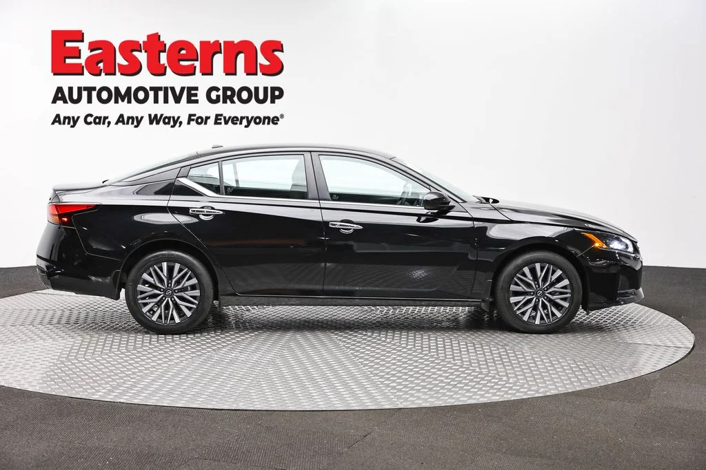 Used 2023 Black Nissan 2.5 SV image 4