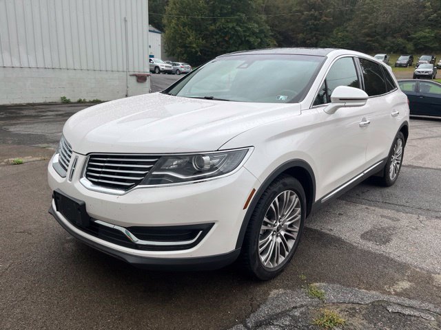 Used 2017 White Platinum Clearcoat Metallic Lincoln Reserve image 9