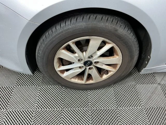 Used 2018 Silver Kia LX image 9