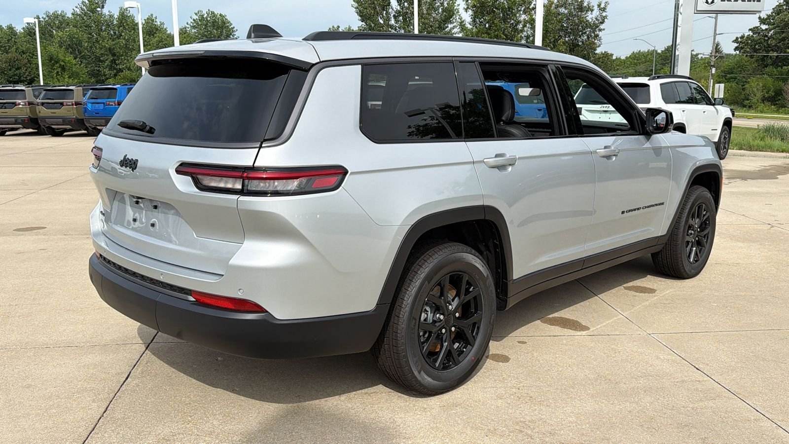 New 2026 Silver Zynith Exterior Paint Jeep Altitude image 9