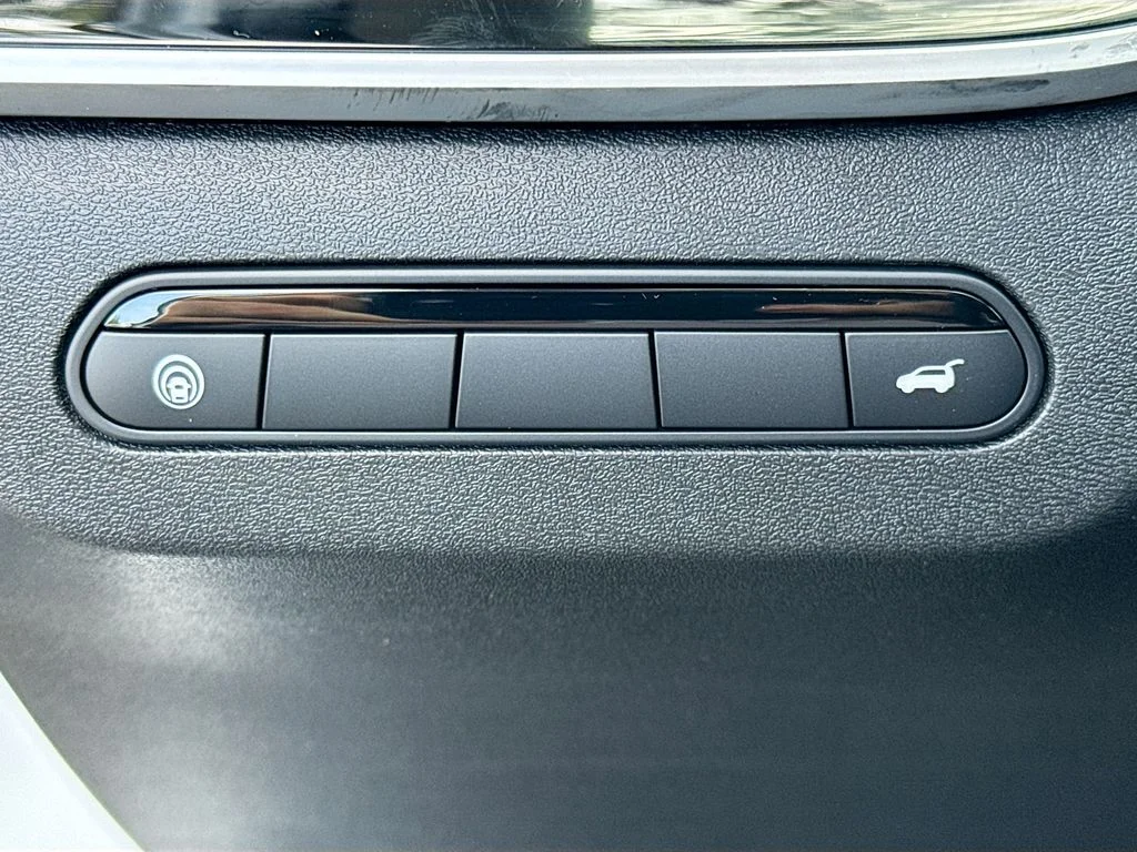 New 2027 RADIANT WHITE INFINITI Pure FWD image 10