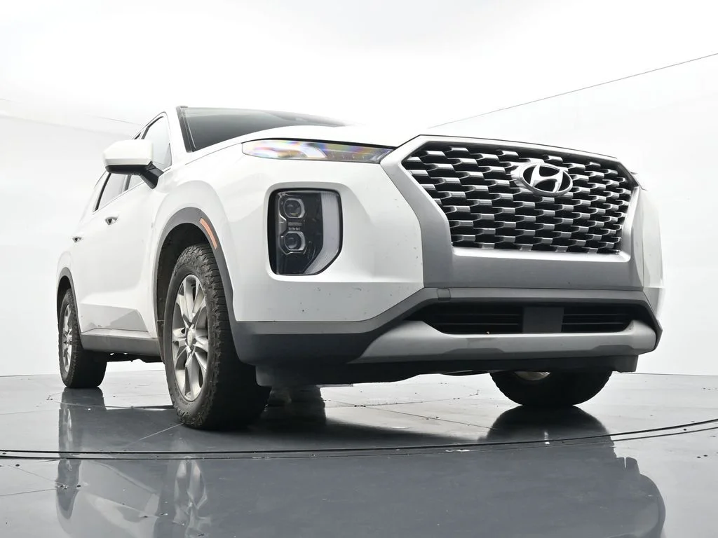 Used 2021 White Hyundai SE image 18