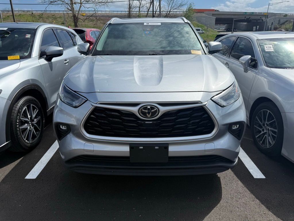 Used 2022 Toyota Highlander XLE with VIN 5TDGZRAH7NS116720 for sale in Kansas City