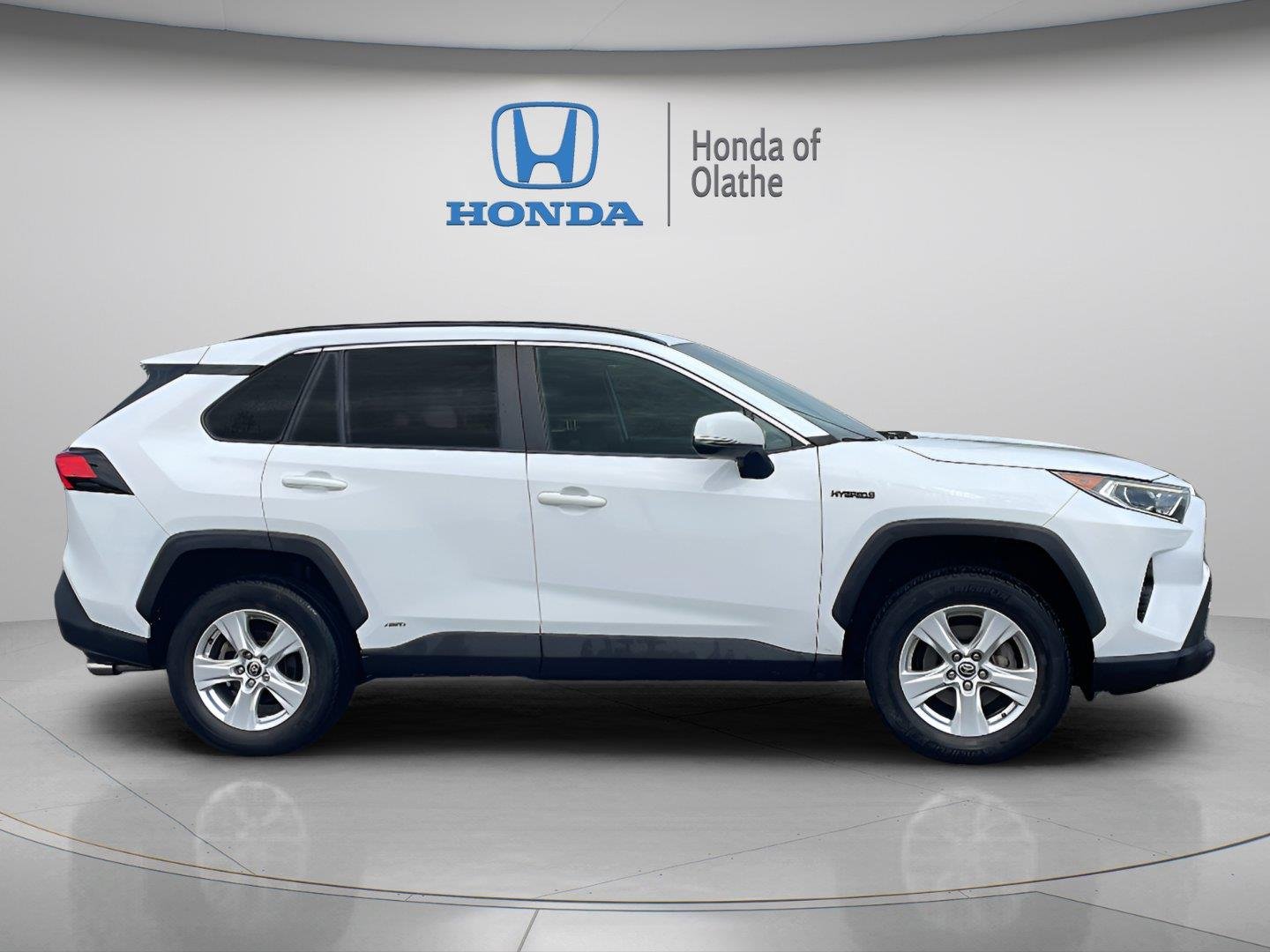 Used 2021 Super White Toyota Hybrid XLE image 2
