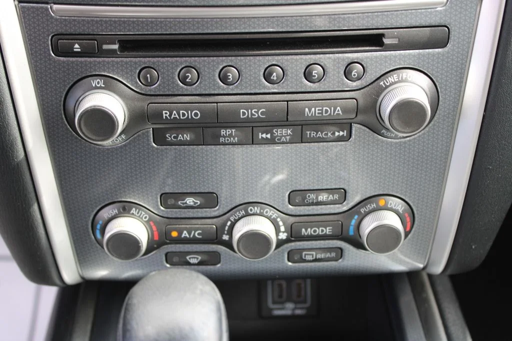 Used 2018 Silver Nissan SL image 23