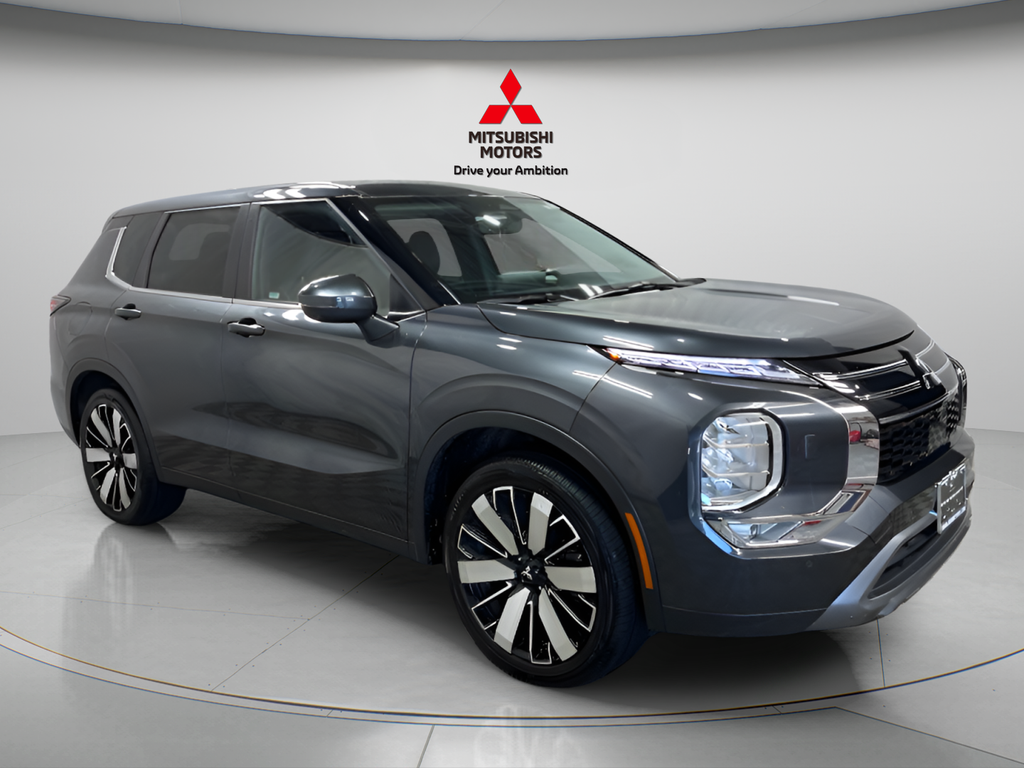 Used 2025  Mitsubishi SE image 2