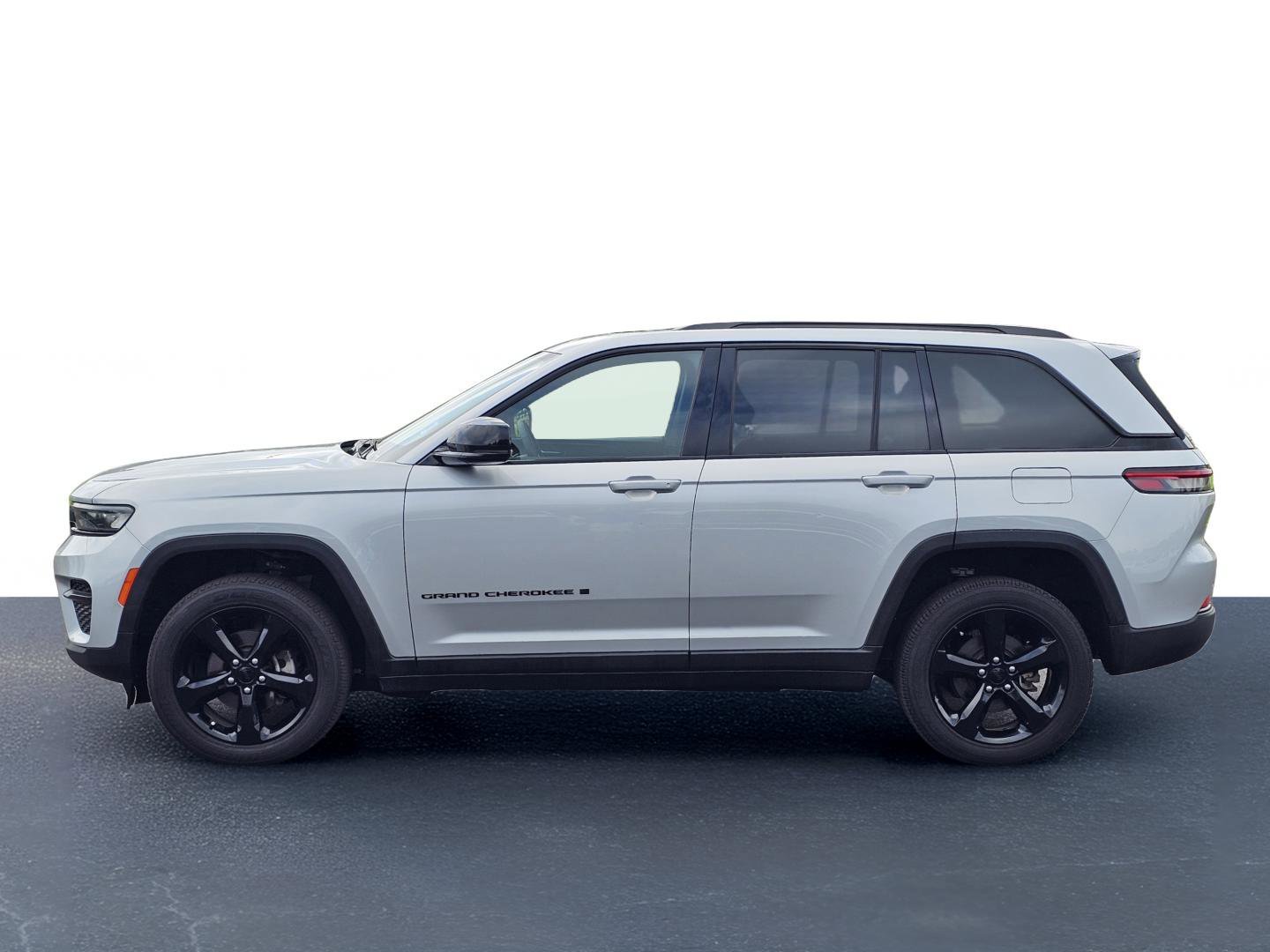 Used 2023 Silver Zynith Jeep Altitude image 13