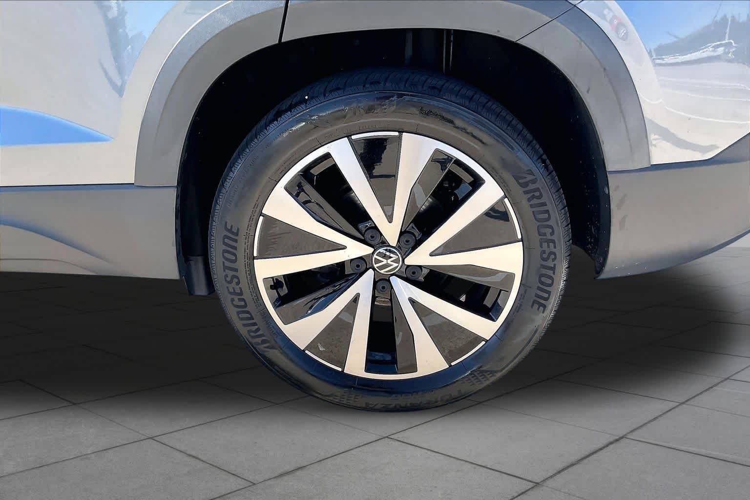 Used 2022 Platinum Gray Metallic Volkswagen SE image 11