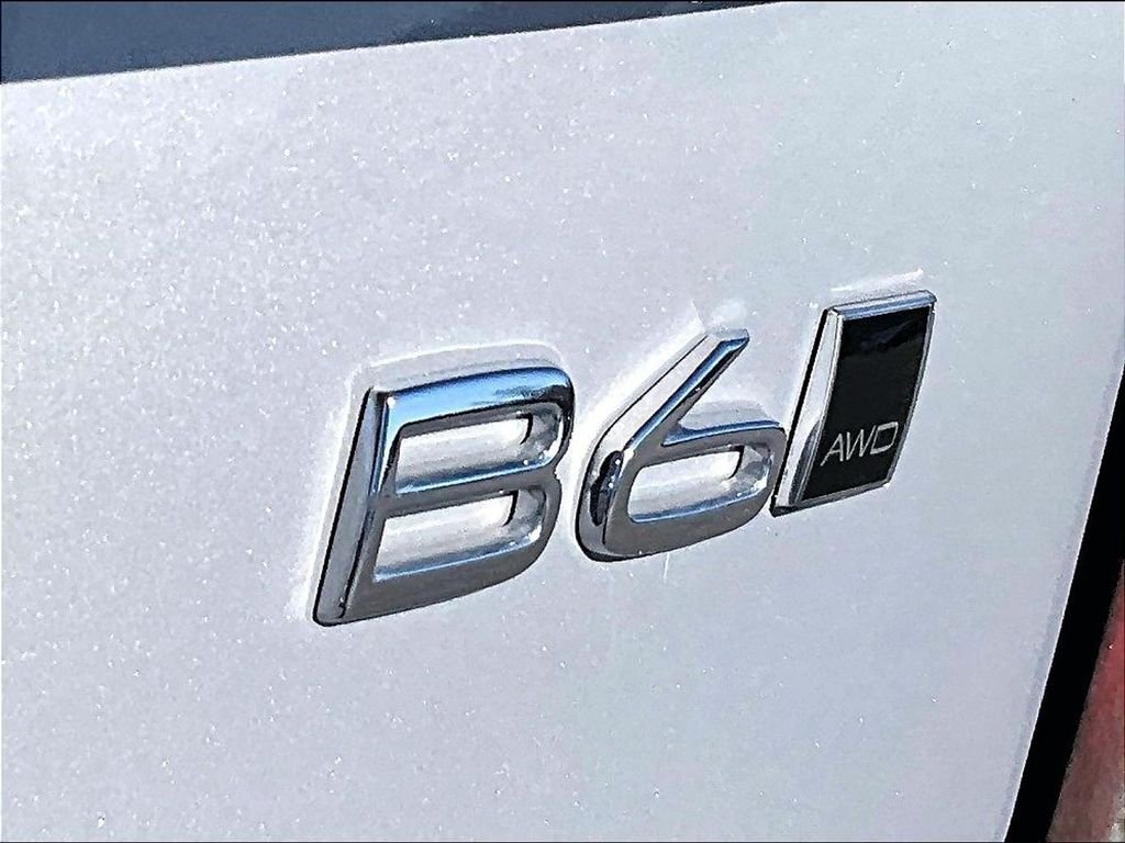 Used 2025 Silver Volvo B6 Plus 7-Seater image 30