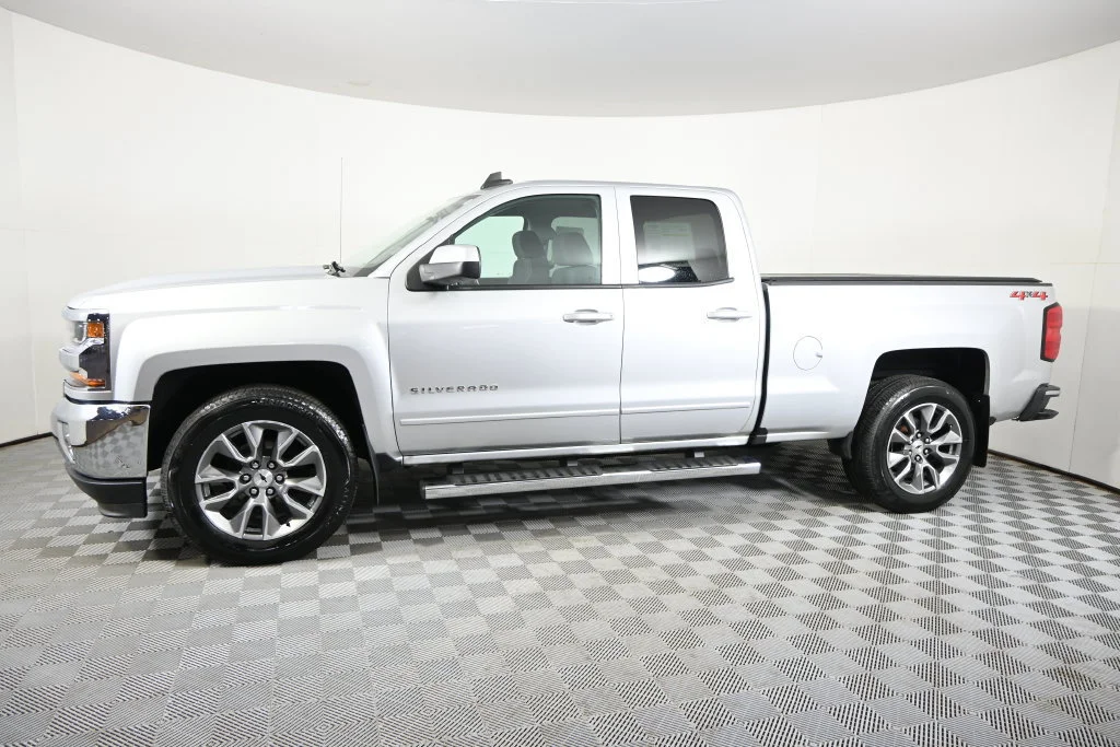 Used 2018 Chevrolet Silverado 1500 LT with VIN 1GCVKREC7JZ273585 for sale in Forest Lake, Minnesota