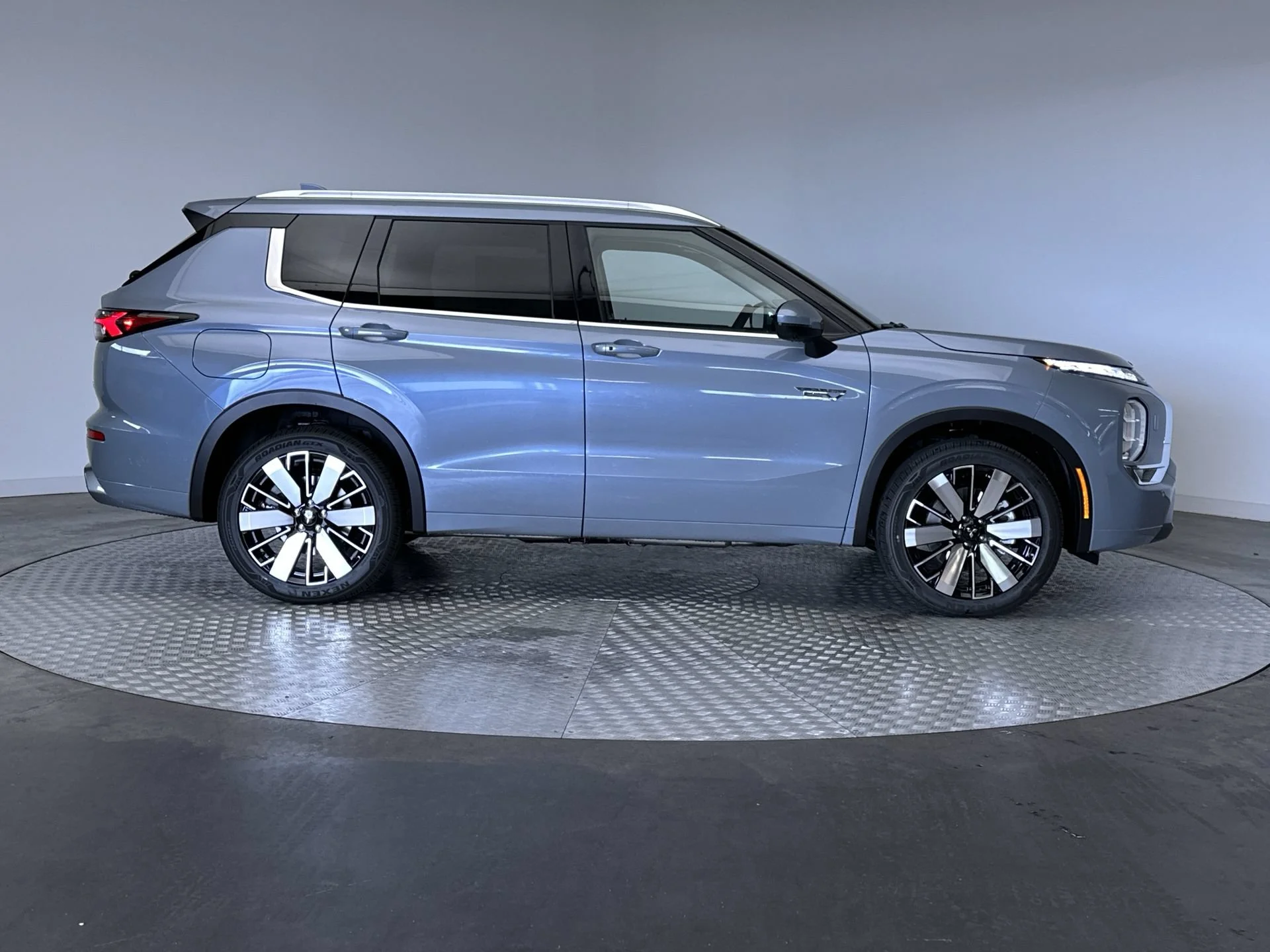 New 2026 Moonstone Gray Metallic Mitsubishi SEL image 10